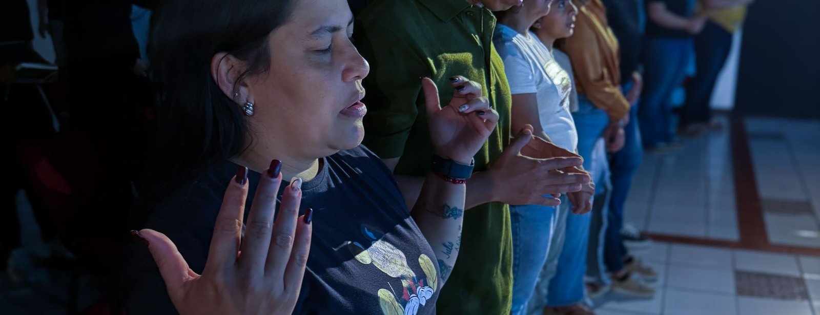 Congregación de LIKE JESUS orando en unidad