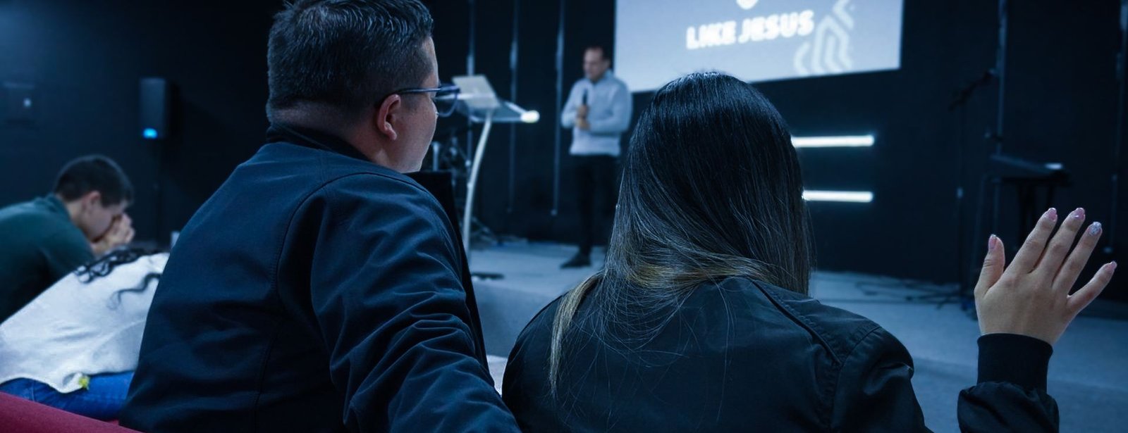 Congregación de LIKE JESUS reunida frente al escenario